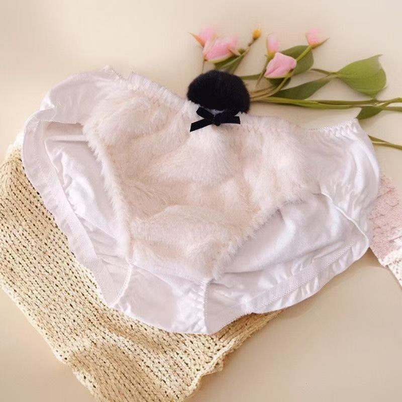 Plush wire-free bra and lingerie set, cute yet sexy.