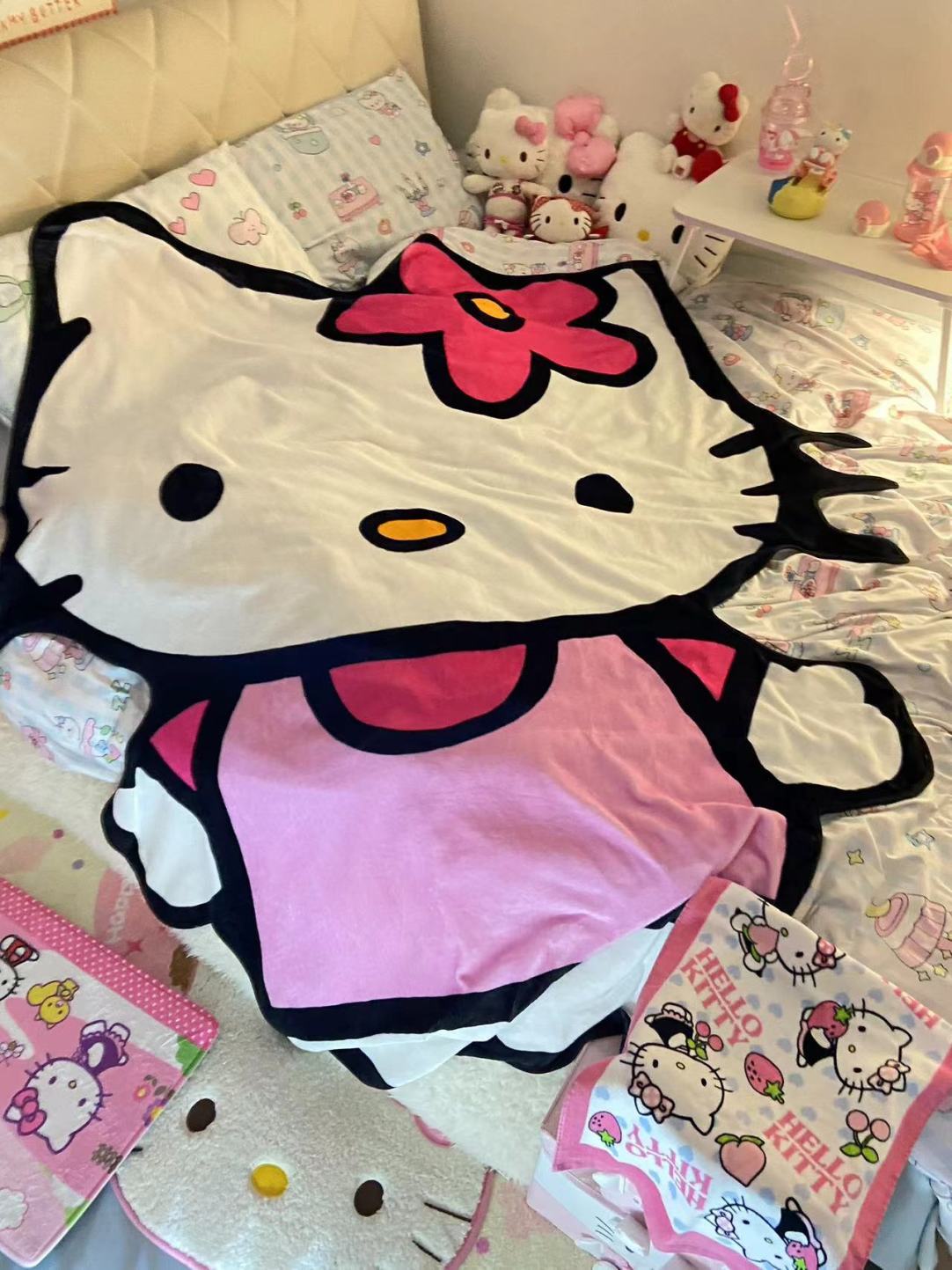 Hello kitty Shape Blanket Cute Blanket Lightweight Super Soft Cozy for Bed